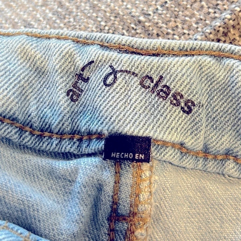 Bag208. Art Class light wash denim distressed Jean shorts M (7/8) - Picture 3 of 3